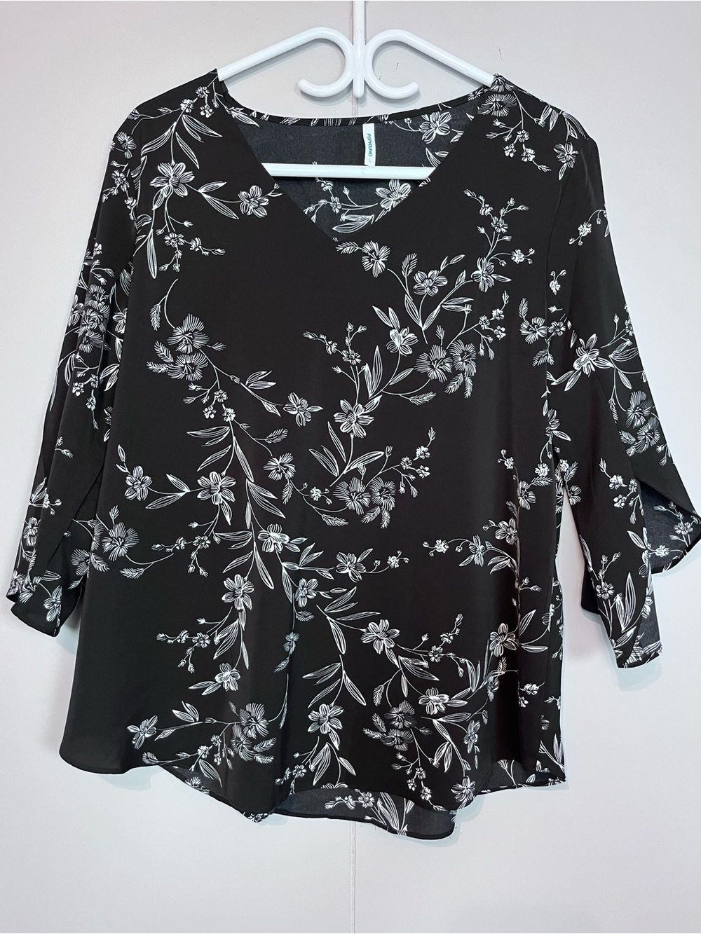 Popyoung Black White Floral 3/4 Sleeve V-Neck Blouse Women’s Large